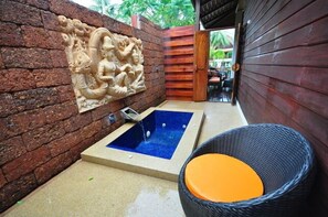 Deluxe Suite Cottage | Jetted bathtub