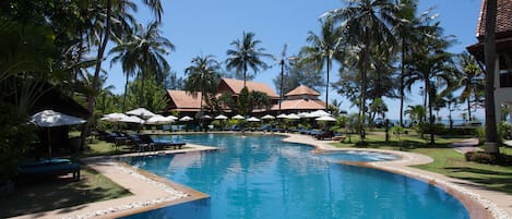 Kolam renang terbuka, payung kolam, kerusi lepak pantai