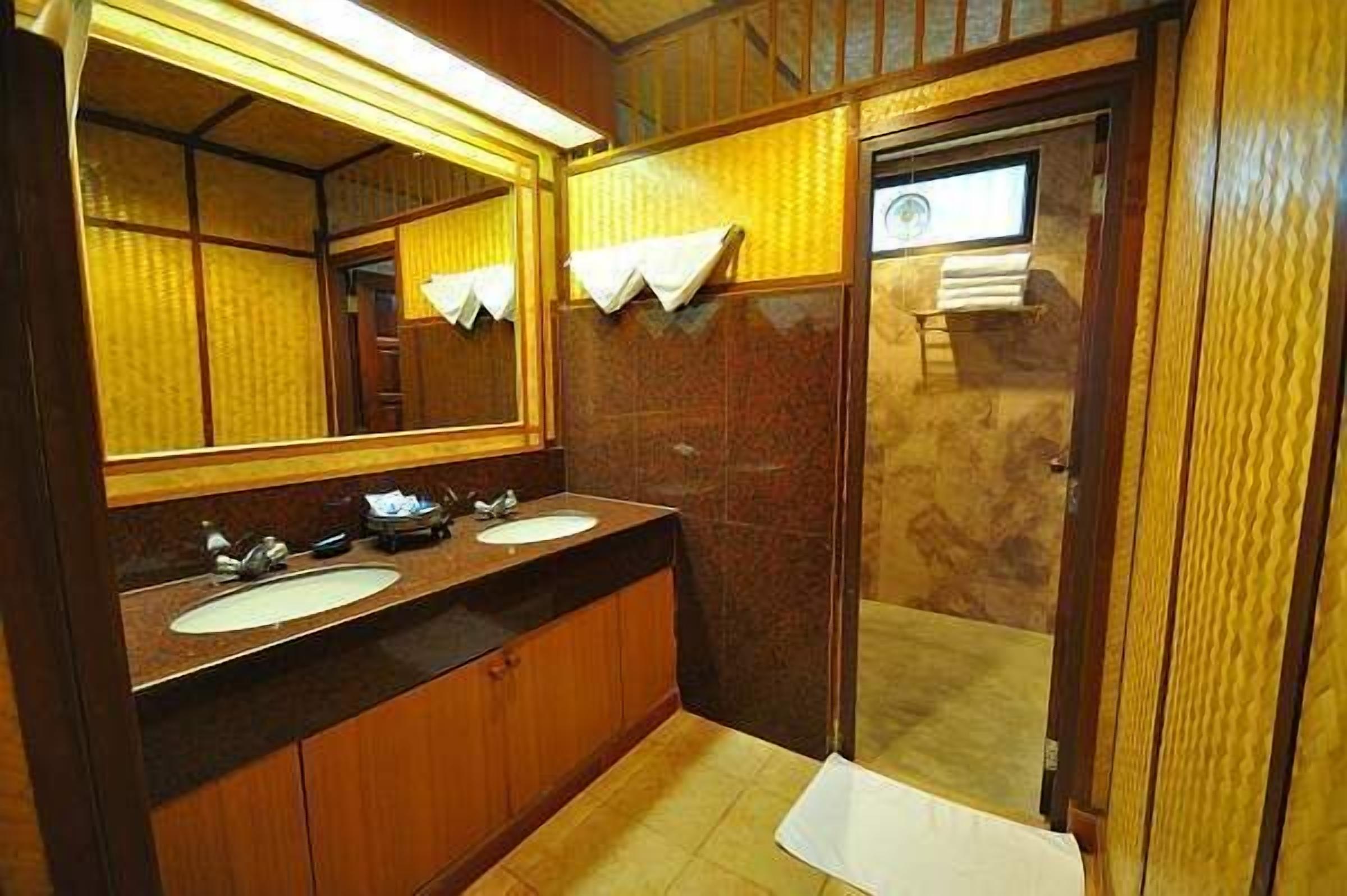 deluxe suite cottage | bathroom | shower, free toiletries, hair dryer, towels