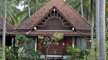 Deluxe Suite Cottage | Minibar, in-room safe, free WiFi, wheelchair access