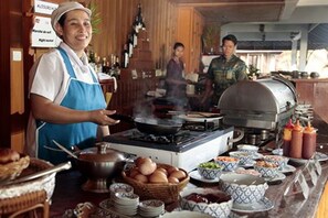 Daily cooked-to-order breakfast for a fee