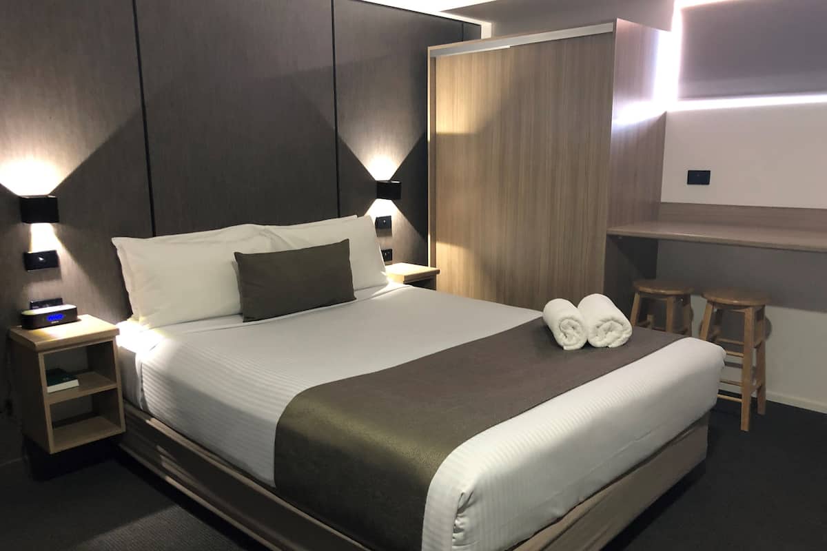 Tabla de planchar con plancha, wifi gratis y muebles diferentes 