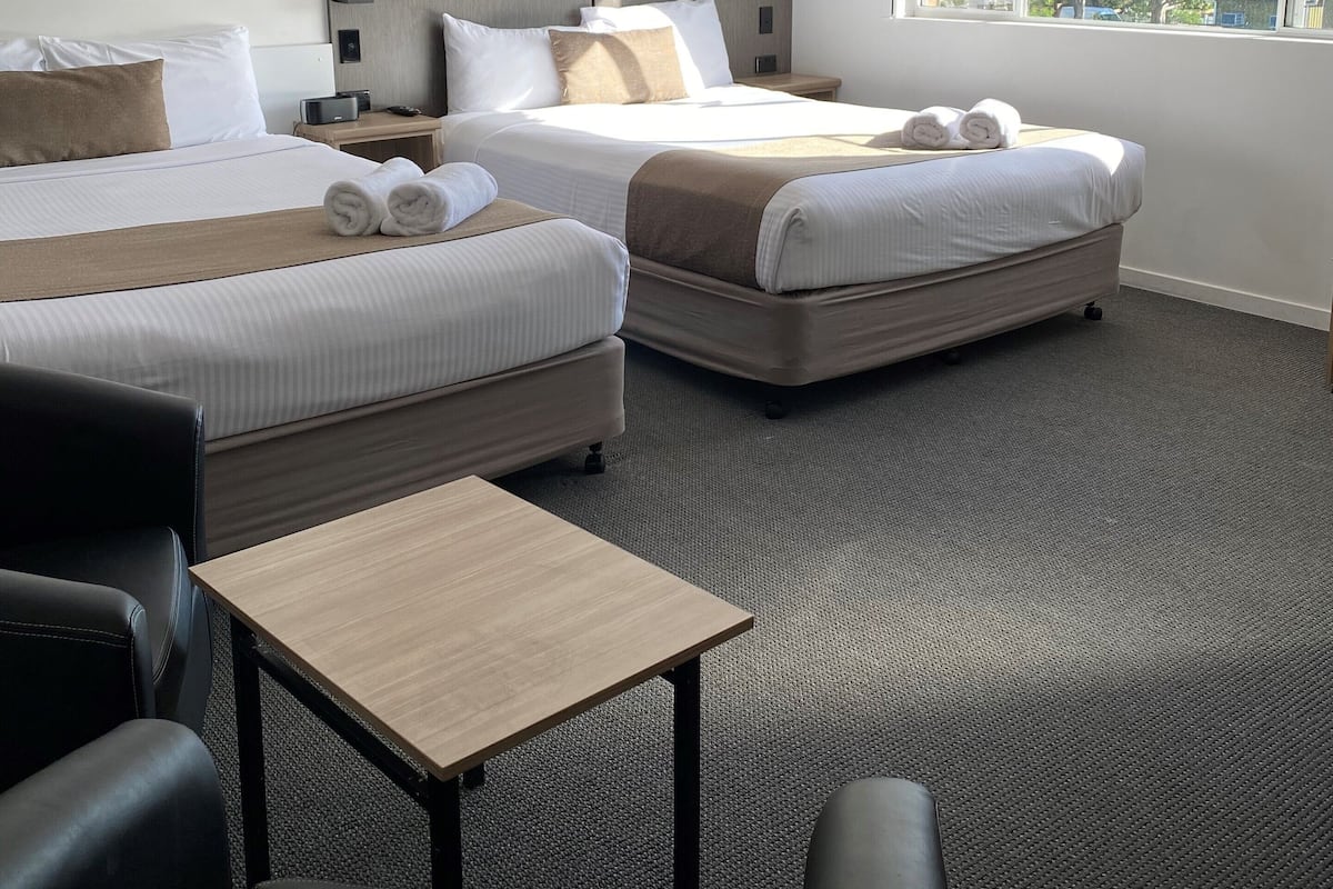 Tabla de planchar con plancha, wifi gratis y muebles diferentes 