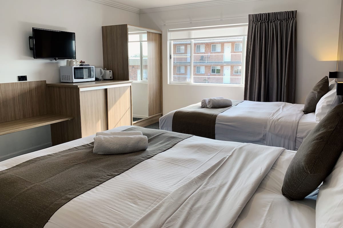 Tabla de planchar con plancha, wifi gratis y muebles diferentes 