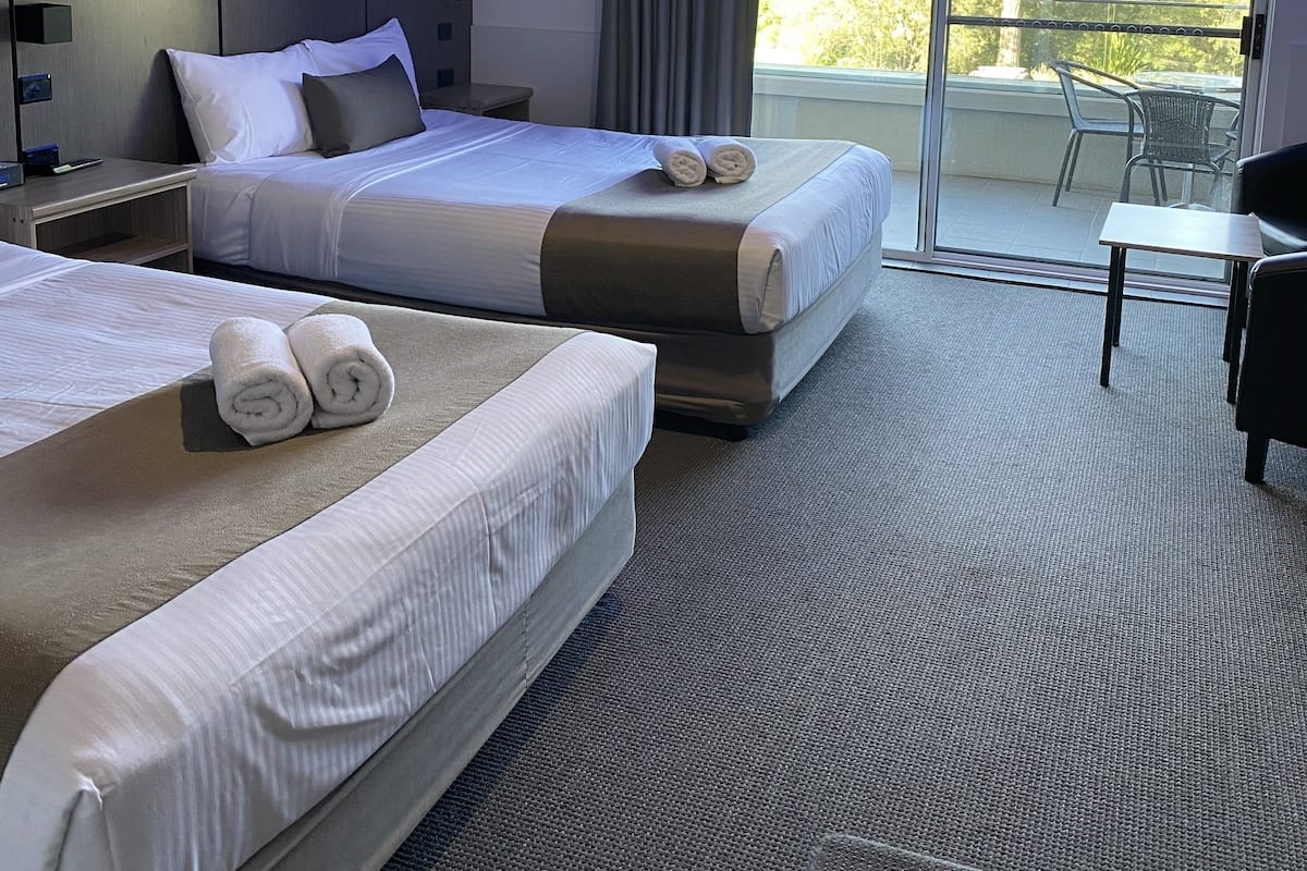 Tabla de planchar con plancha, wifi gratis y muebles diferentes 