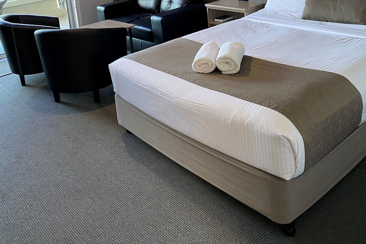 Tabla de planchar con plancha, wifi gratis y muebles diferentes 