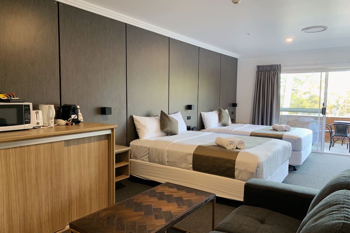 Tabla de planchar con plancha, wifi gratis y muebles diferentes 
