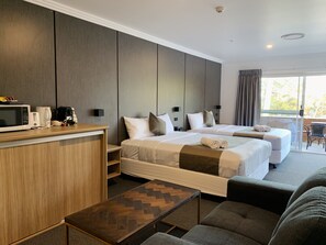 Superior Bayview Two Bedroom Apartment with Balcony | Individually furnished, iron/ironing board, free WiFi, bed sheets - Huskisson Beach Motel (Huskisson)