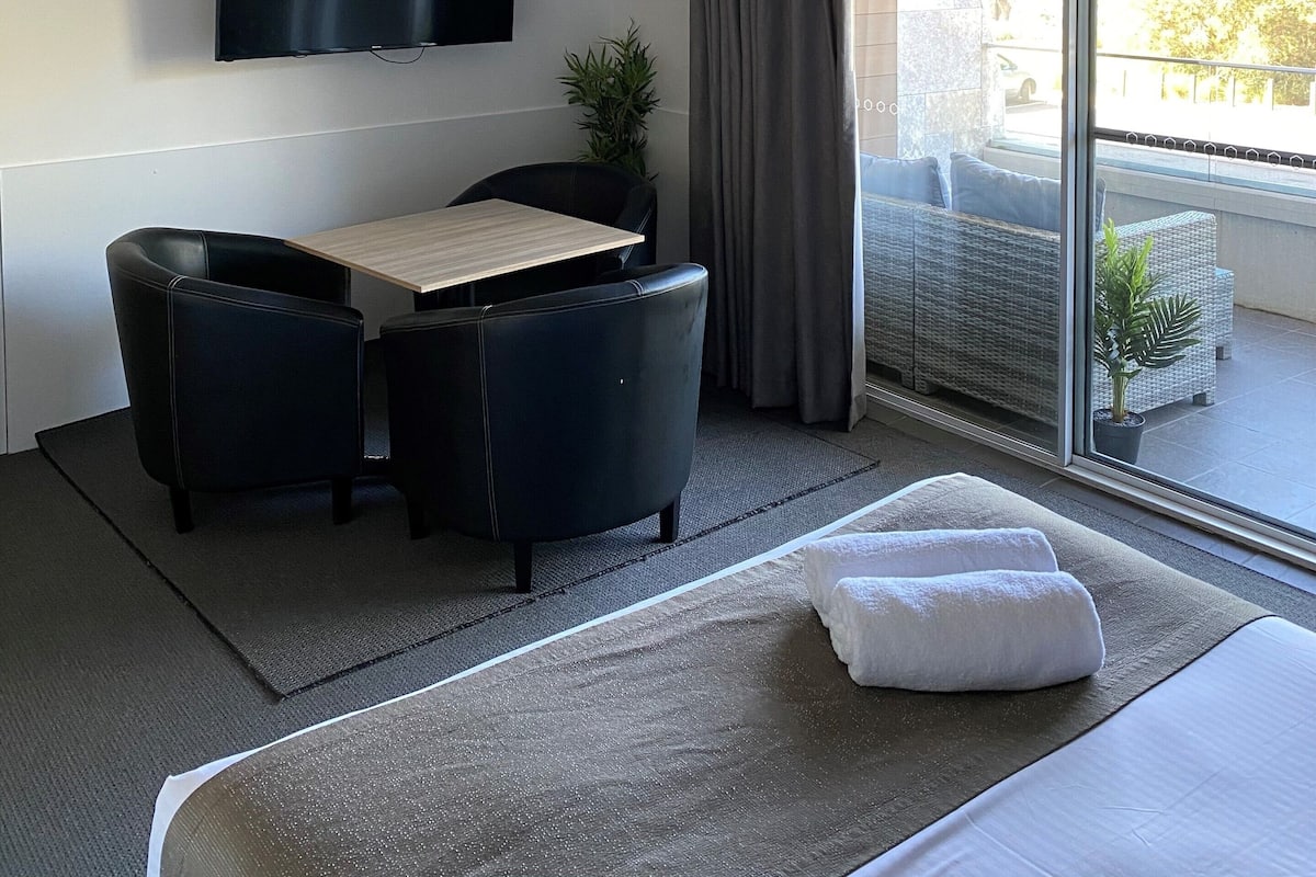 Tabla de planchar con plancha, wifi gratis y muebles diferentes 
