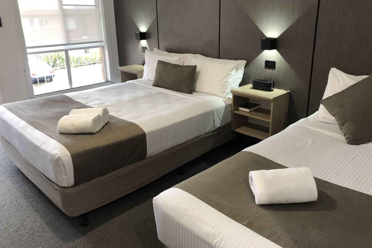 Tabla de planchar con plancha, wifi gratis y muebles diferentes 