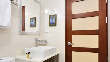 Elite Double Room | Bathroom | Shower, free toiletries, hair dryer, slippers