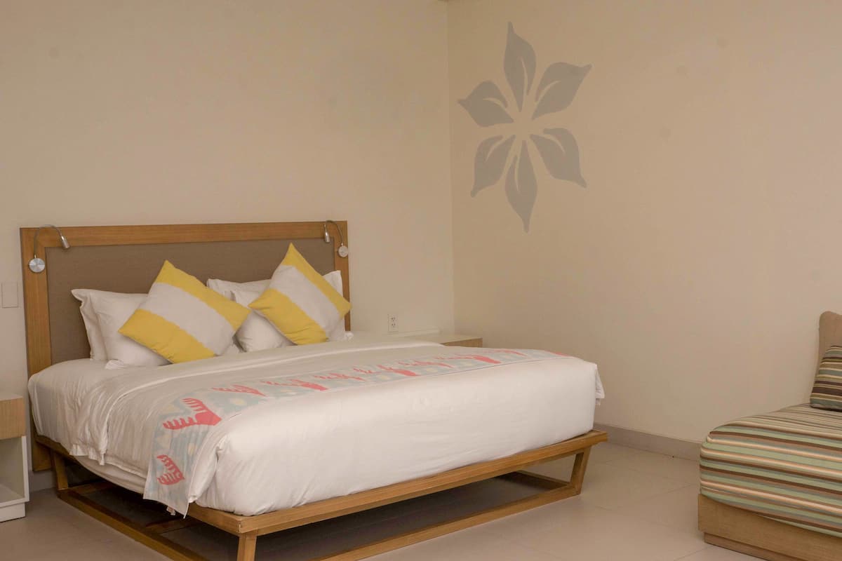Pacifica Premiere | Premium bedding, minibar, in-room safe, desk