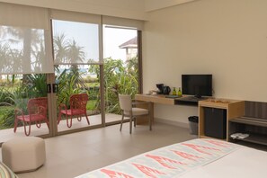 Suite | Luxe beddengoed, een minibar, een kluis op de kamer, een bureau