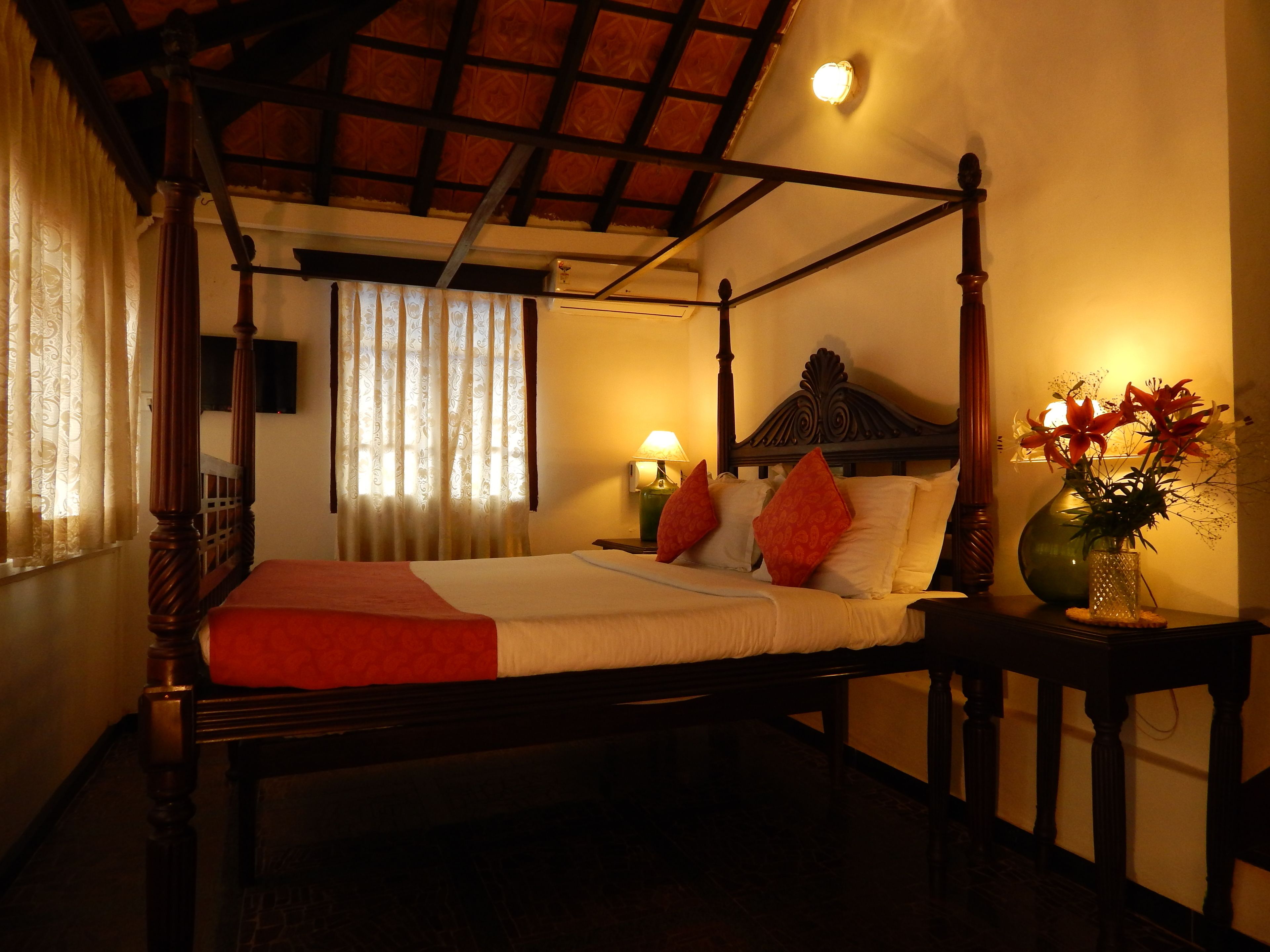 deluxe room | minibar, in-room safe, desk, rollaway beds