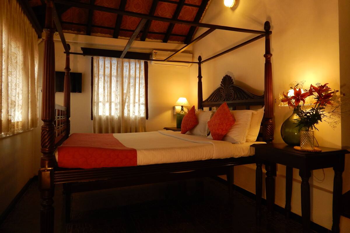 deluxe room | minibar, in-room safe, desk, rollaway beds