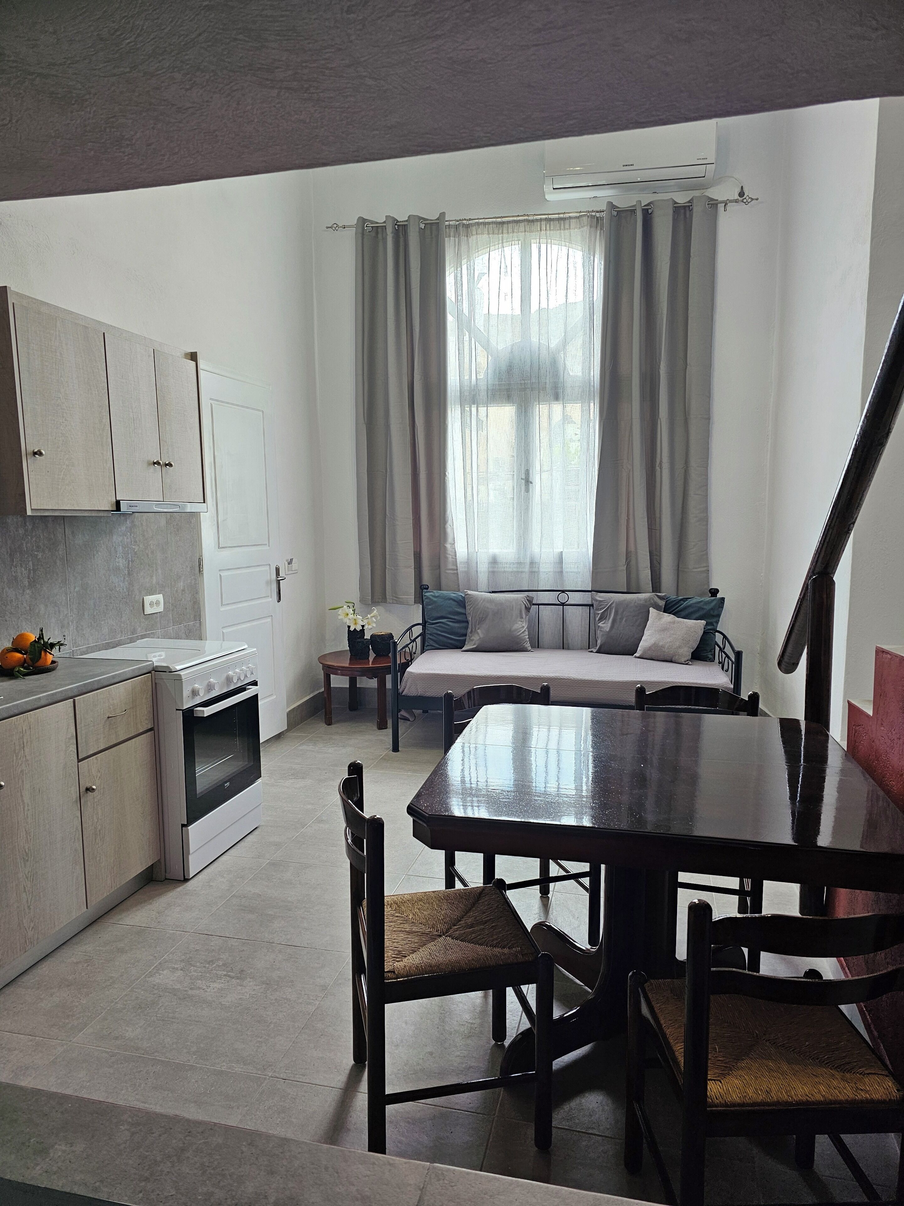 Magma Apartment | Vardagsrum | 32-tums plasma-tv med satellitkanaler och tv