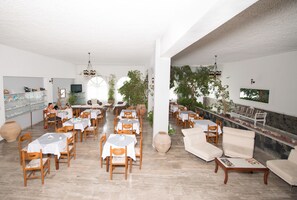 Daily continental breakfast for a fee - Porto Castello (Santorini)