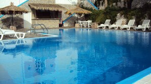 Piscine extérieure, parasols, chaises longues