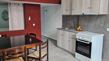 Magma Apartment | Eget kök | Kylskåp, städutrustning och pappersservetter