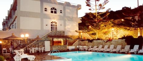 Piscine extérieure, parasols de plage, chaises longues