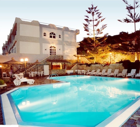Outdoor pool, pool umbrellas, sun loungers. Porto Castello