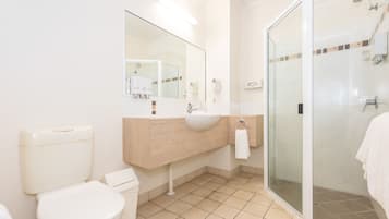 Dusche, kostenlose Toilettenartikel, Handtücher
