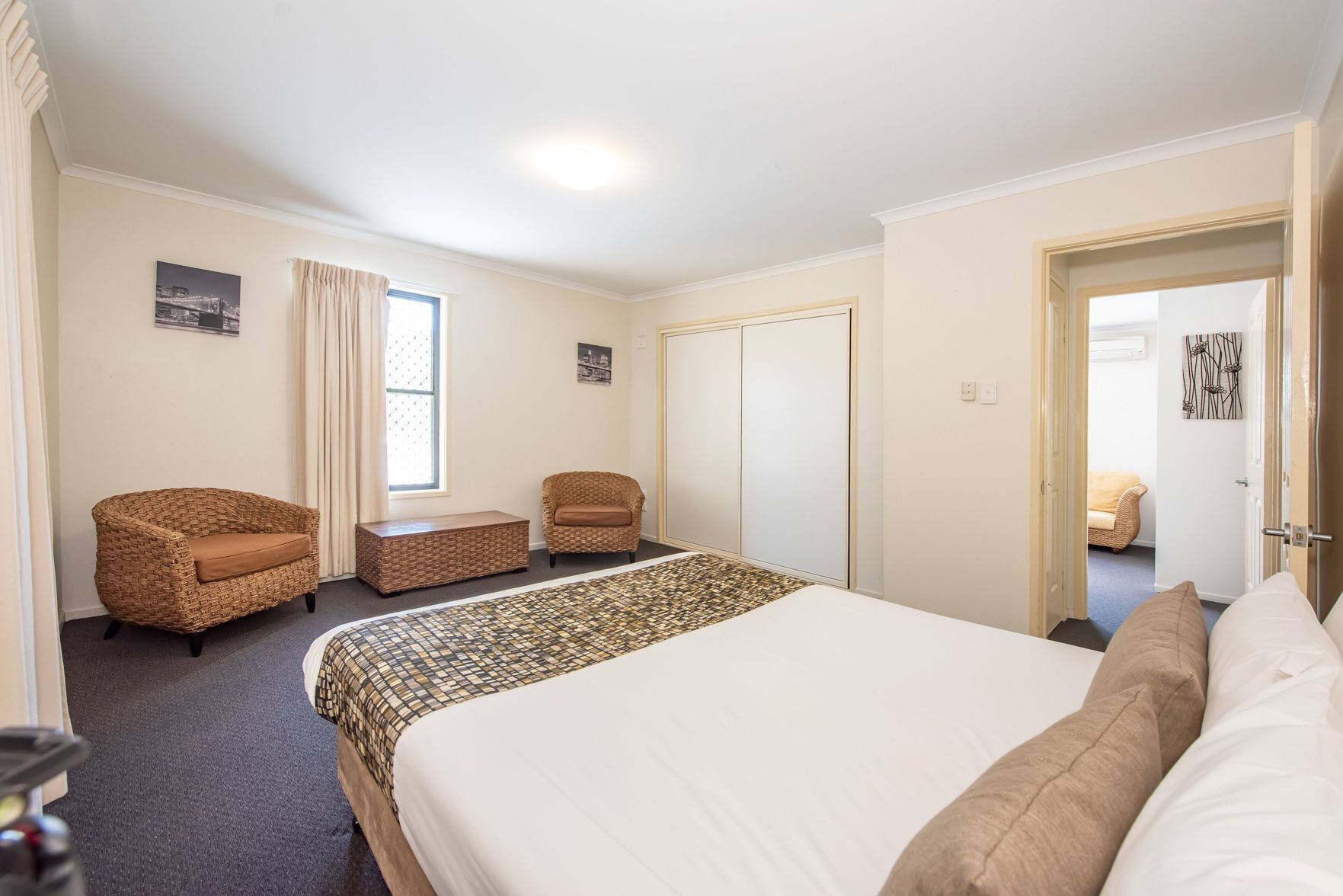 Desk, soundproofing, iron/ironing board, free WiFi