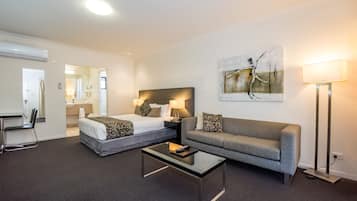 Desk, soundproofing, iron/ironing board, free WiFi