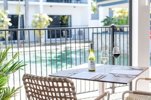 Bar (on property) - Coral Cay Resort (West Mackay)