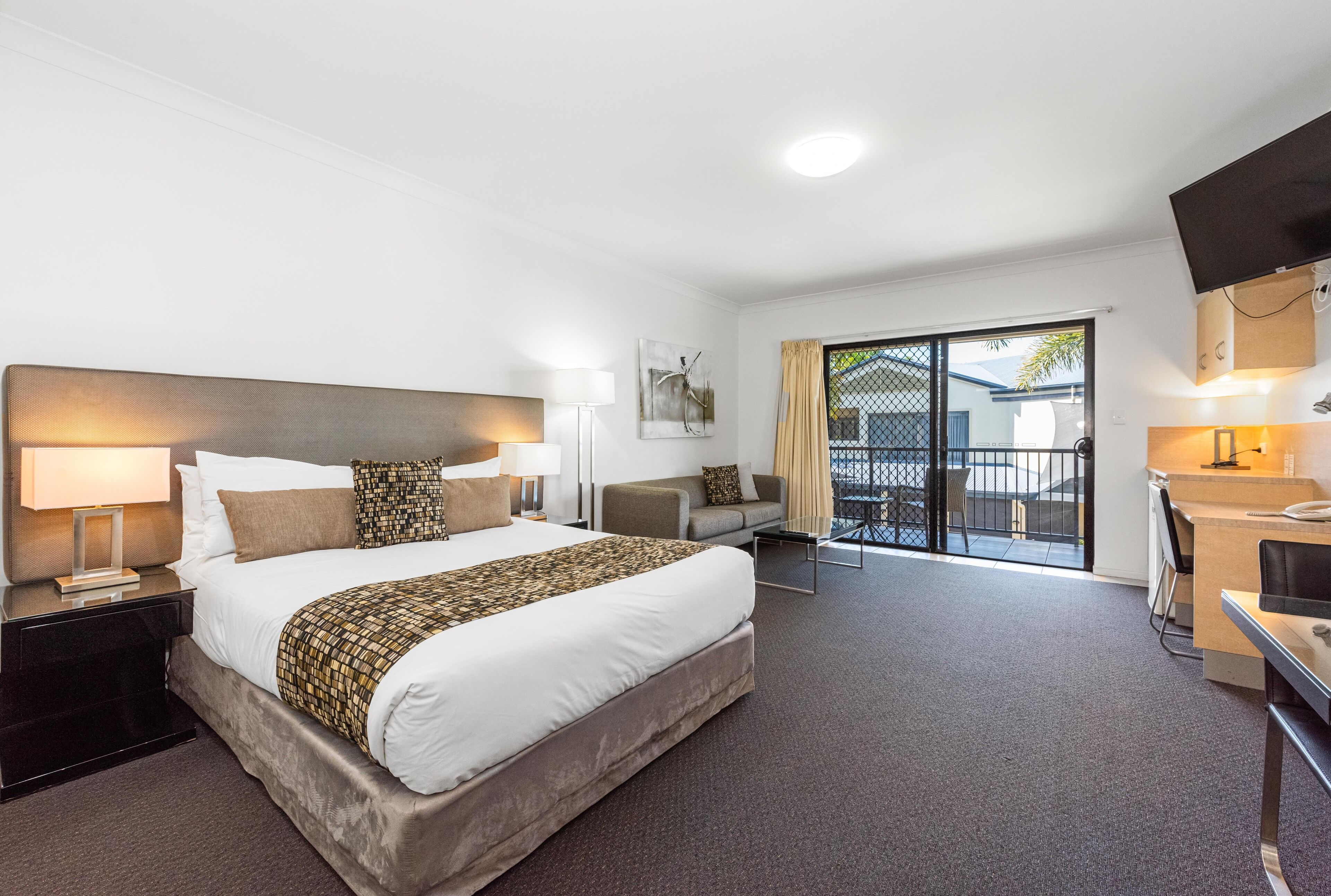 Meja kerja, kedap suara, setrika/meja setrika, dan Wi-Fi gratis