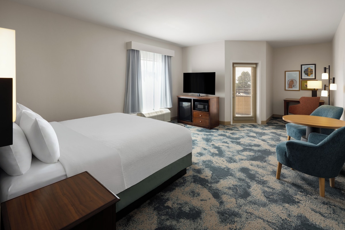 Premium bedding, desk, laptop workspace, cribs (free)