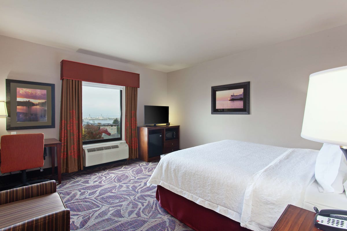 Premium bedding, desk, laptop workspace, free cribs/infant beds