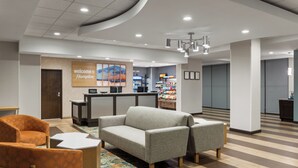 A hotel lobby with seating, a reception desk, and a snack bar. - Hampton Inn Seattle/Everett (Everett)