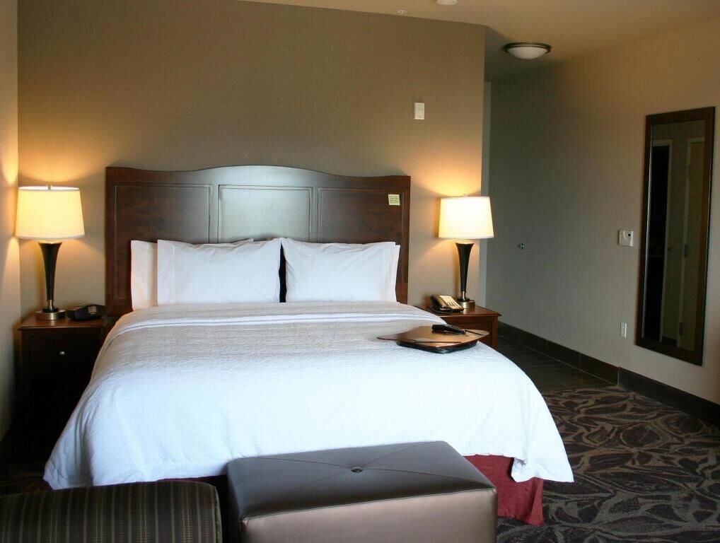 Premium bedding, desk, laptop workspace, free cribs/infant beds