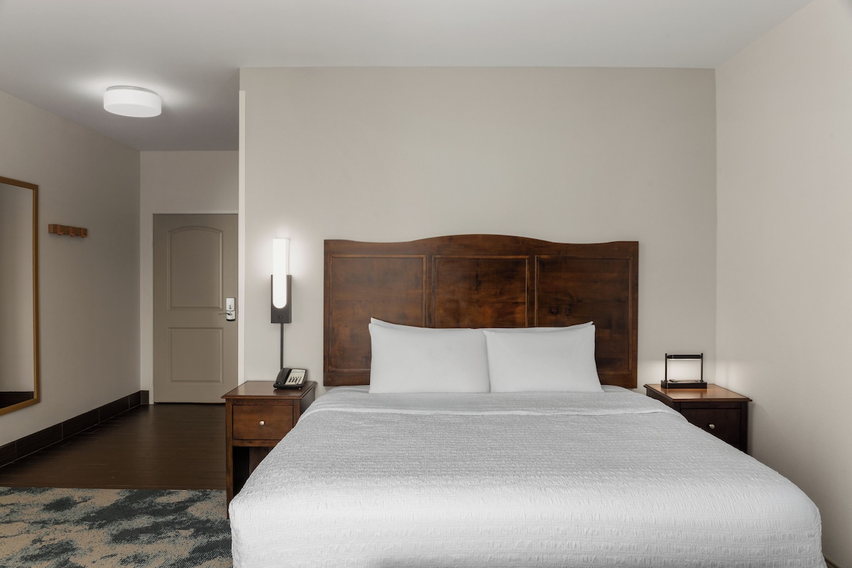 Room, 1 King Bed, Refrigerator & Microwave (Water) | Premium bedding, desk, laptop workspace, cribs (free)
