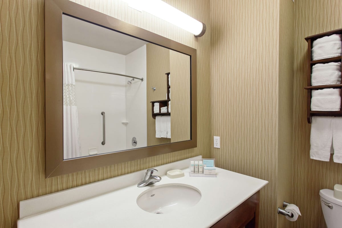 combined shower/bathtub, towels