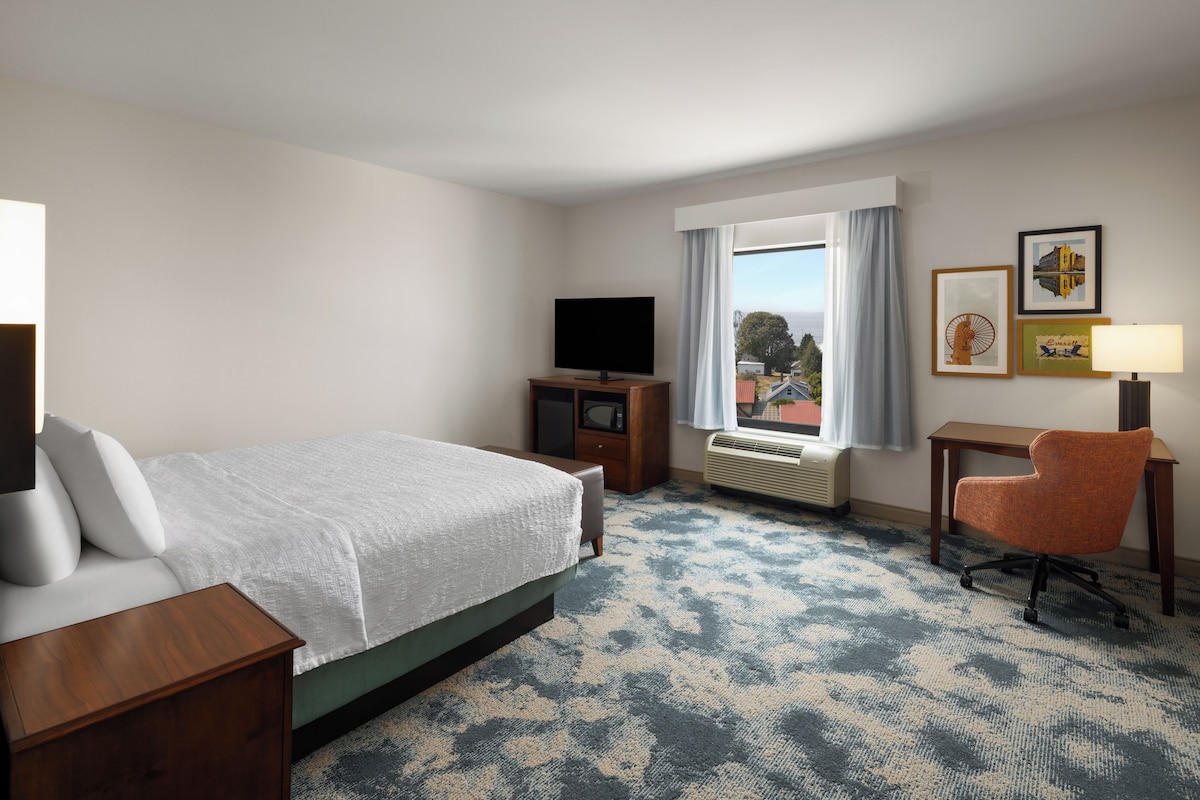 Room, 1 King Bed (Water) | Premium bedding, desk, laptop workspace, cribs (free)