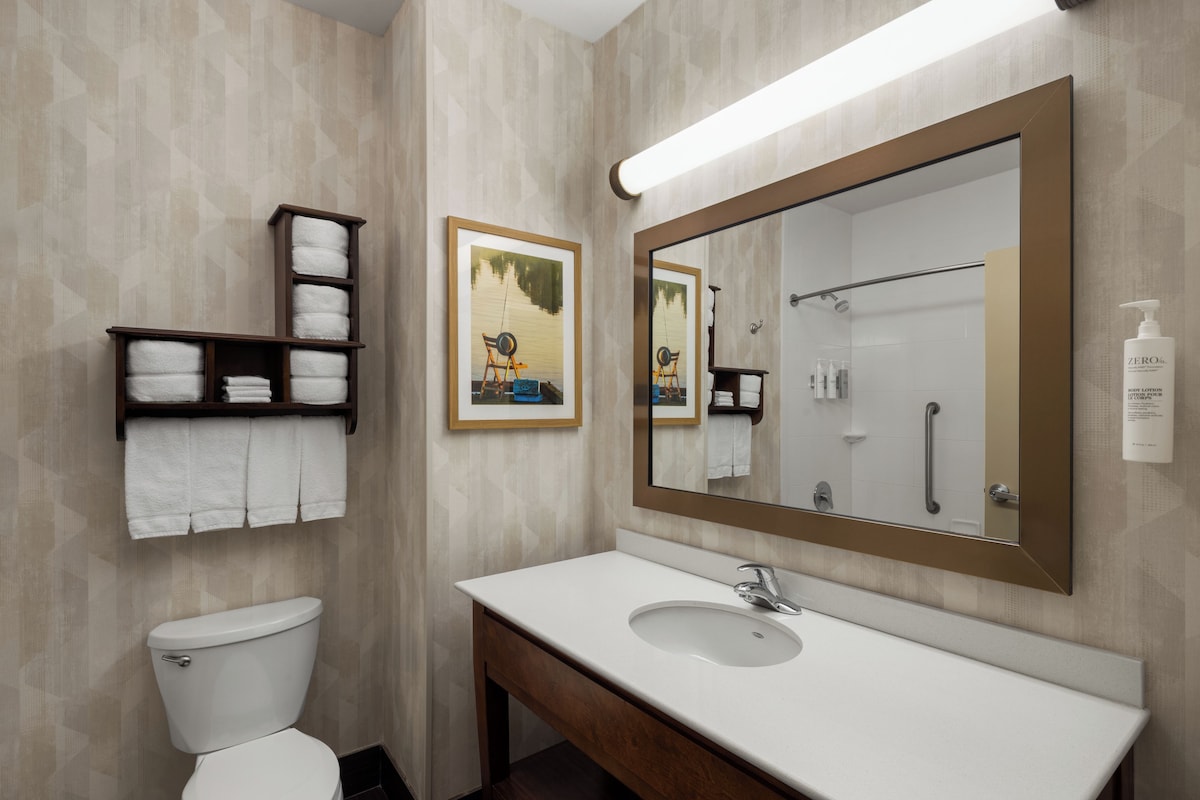 Room, 1 King Bed, Accessible, Bathtub | Bathroom | Combined shower/tub, towels