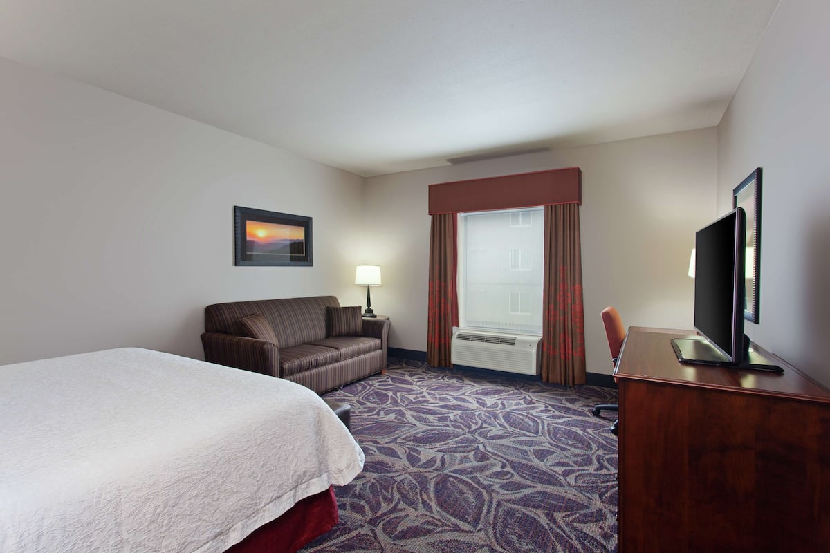 Premium bedding, desk, laptop workspace, free cribs/infant beds