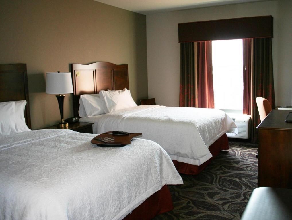 Premium bedding, desk, laptop workspace, free cribs/infant beds