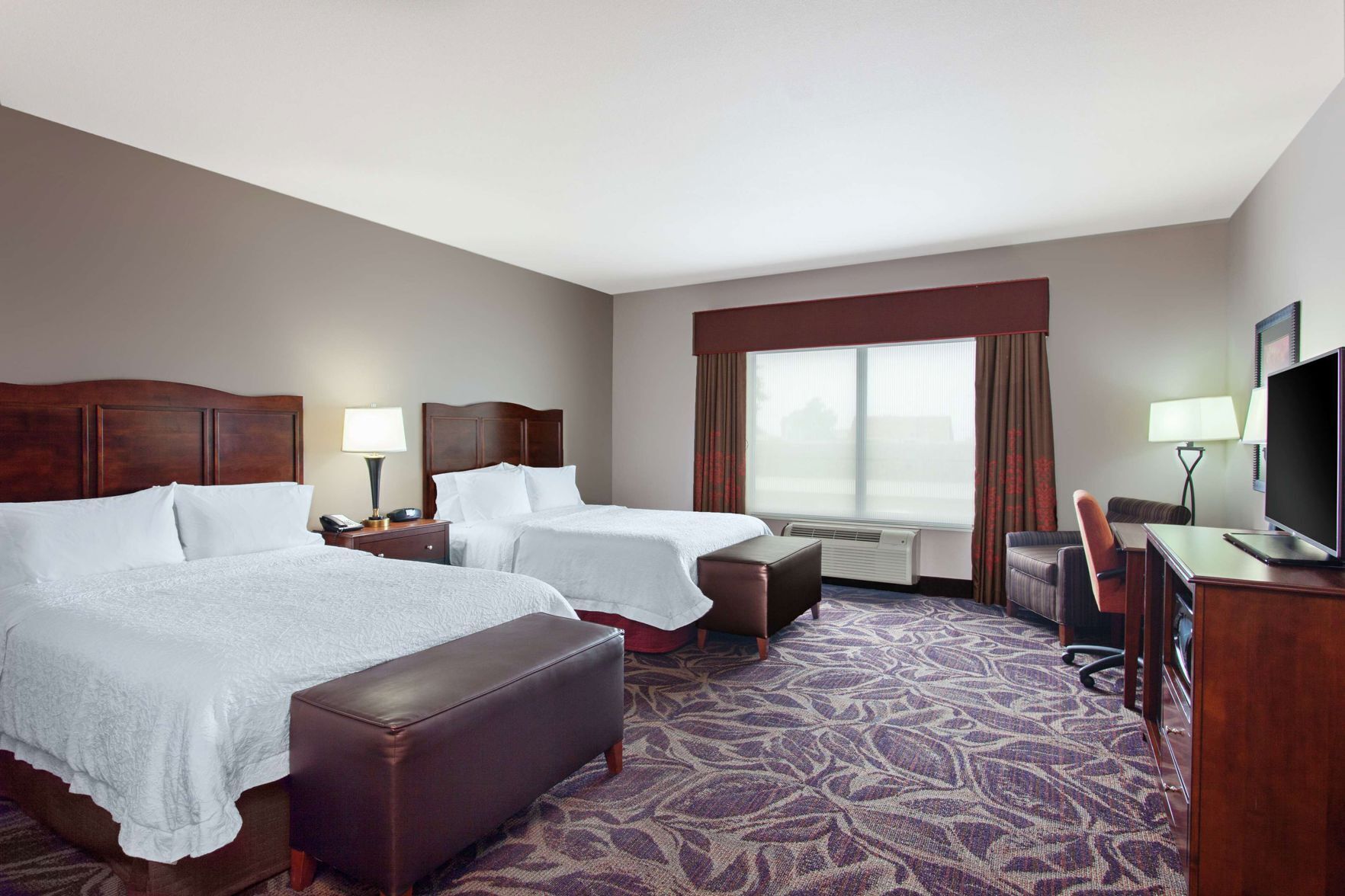 Premium bedding, desk, laptop workspace, free cribs/infant beds