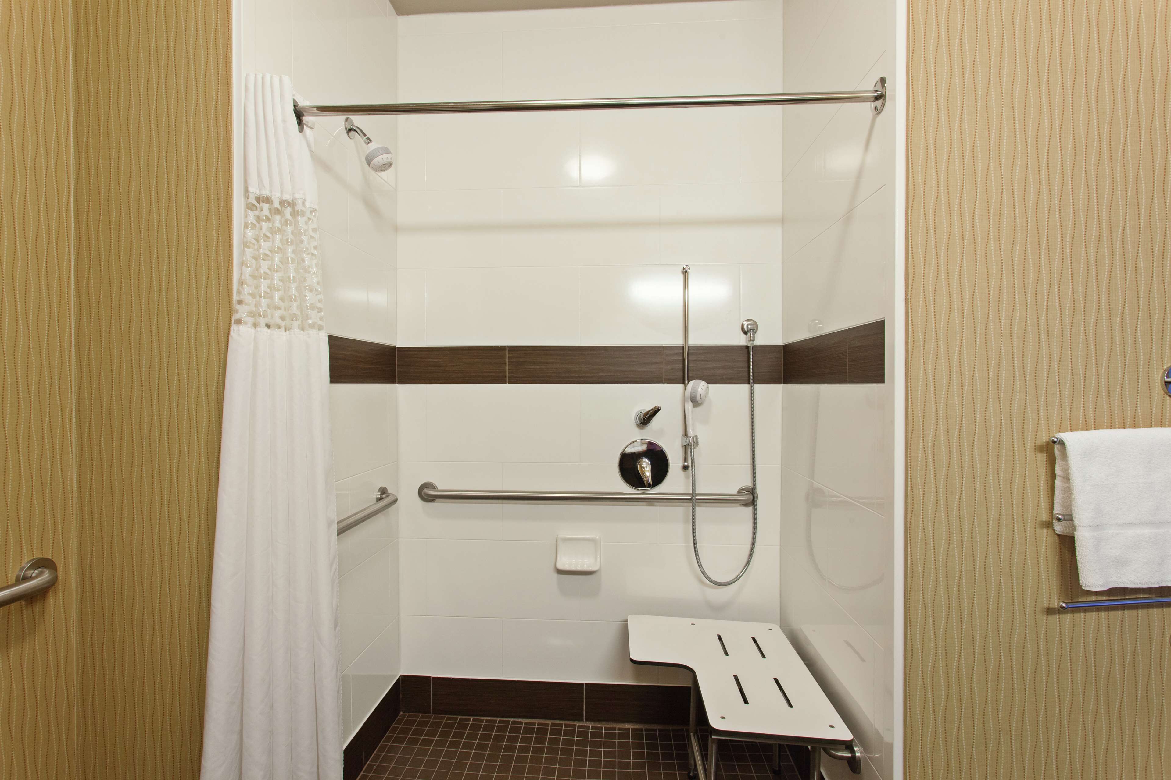 combined shower/bathtub, towels