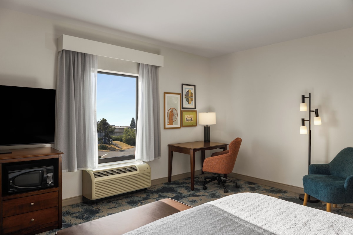 Room, 1 King Bed, Accessible, Non Smoking | Premium bedding, desk, laptop workspace, cribs (free)