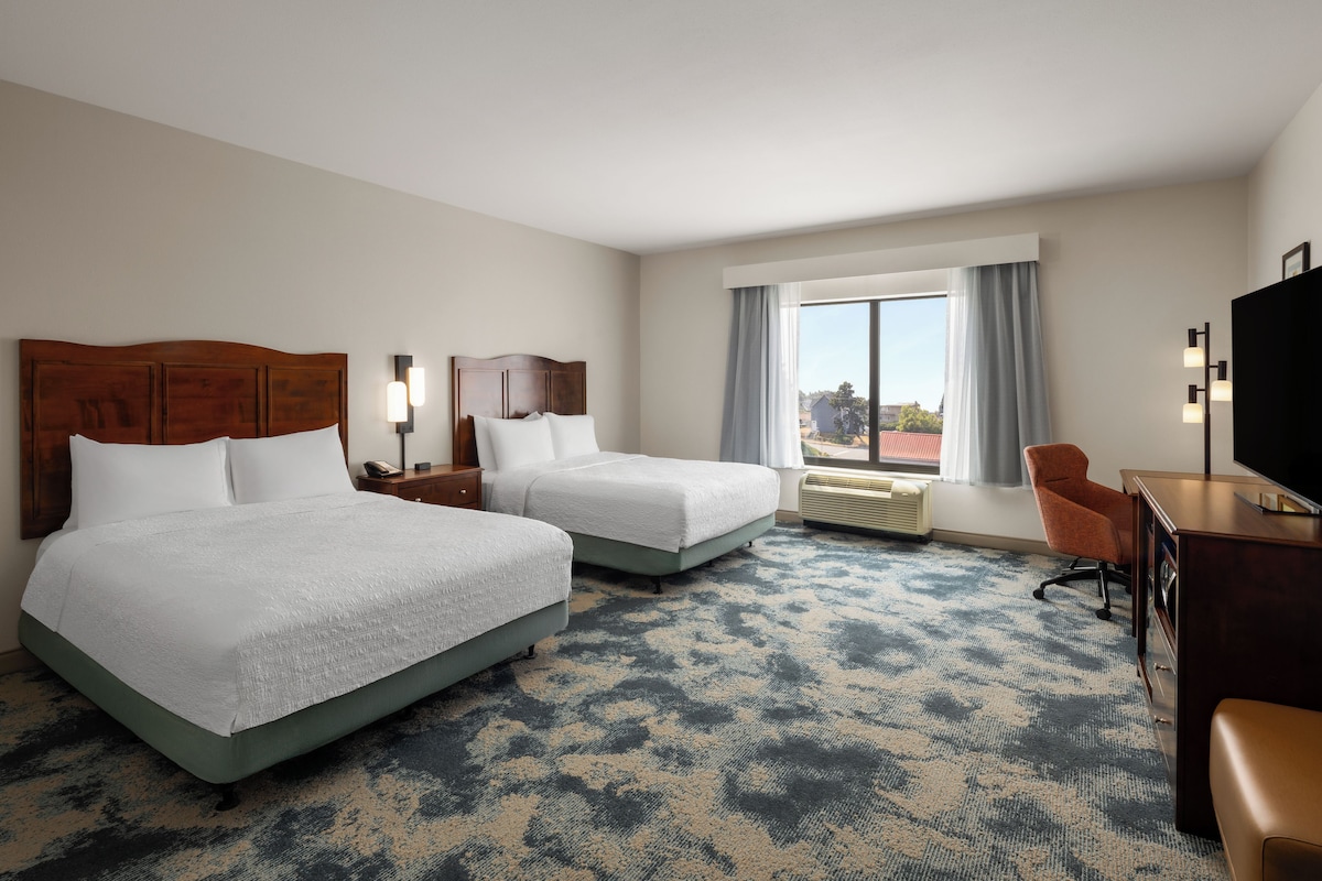 Premium bedding, desk, laptop workspace, cribs (free)