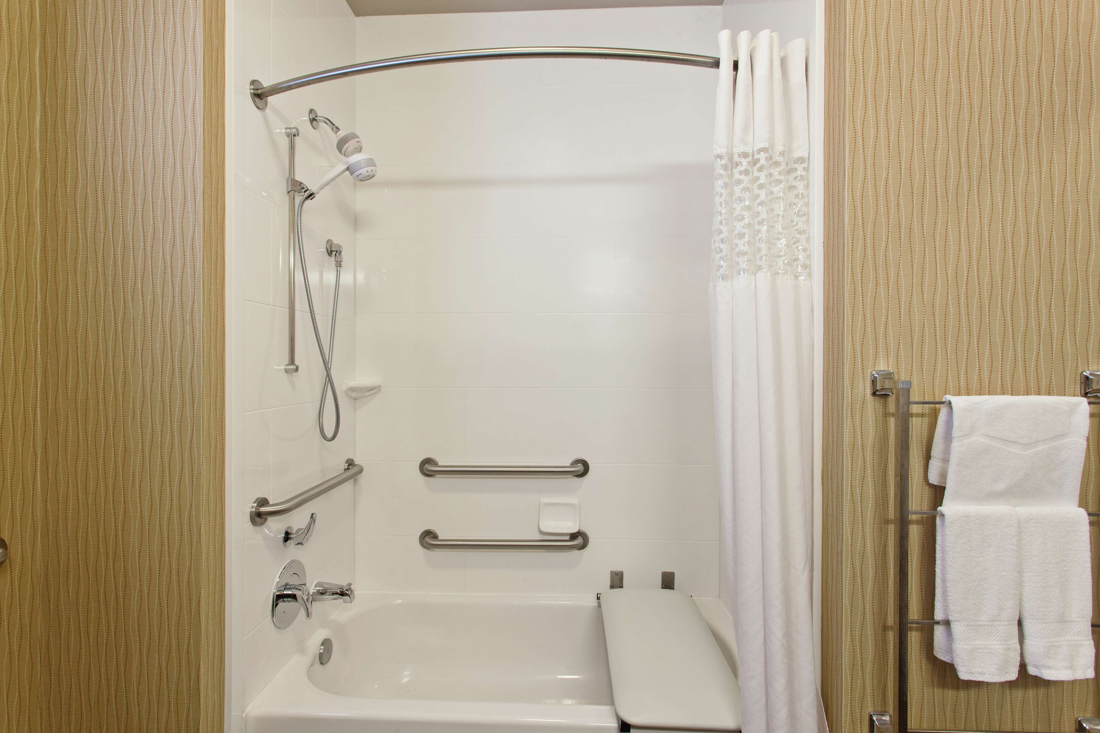 combined shower/bathtub, towels