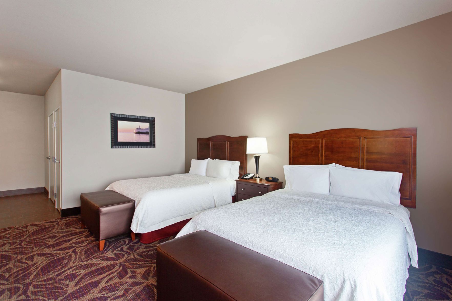 Premium bedding, desk, laptop workspace, free cribs/infant beds