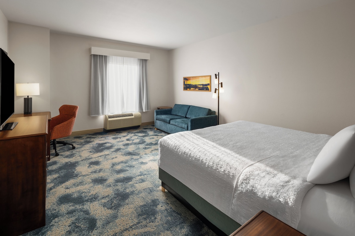 Room, 1 King Bed, Refrigerator & Microwave | Premium bedding, desk, laptop workspace, cribs (free)