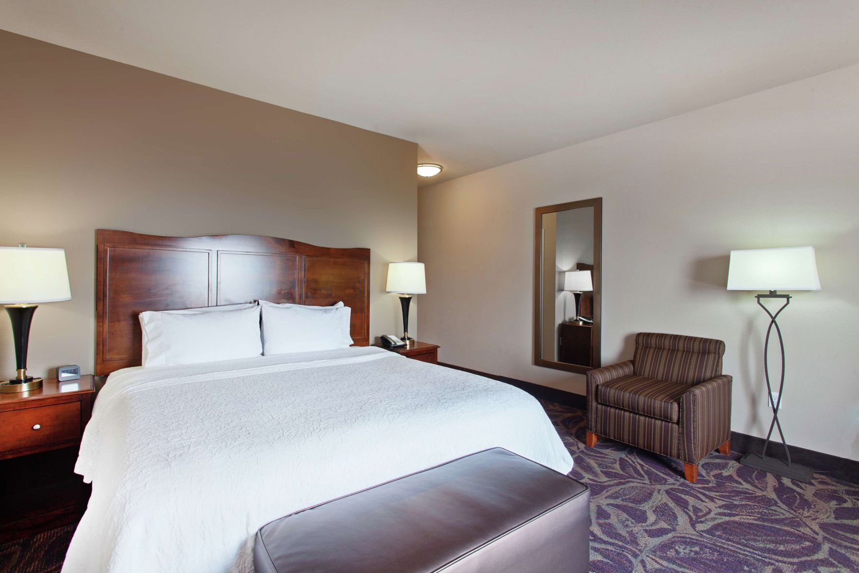 Premium bedding, desk, laptop workspace, free cribs/infant beds