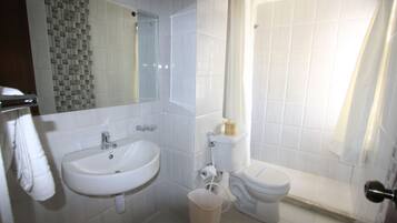 Combined shower/bathtub, free toiletries, hair dryer
