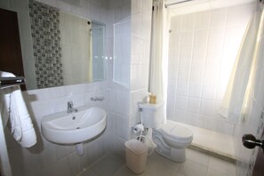 Combined shower/tub, free toiletries, hair dryer - Rama Inn Boutique Home (Kathmandu)
